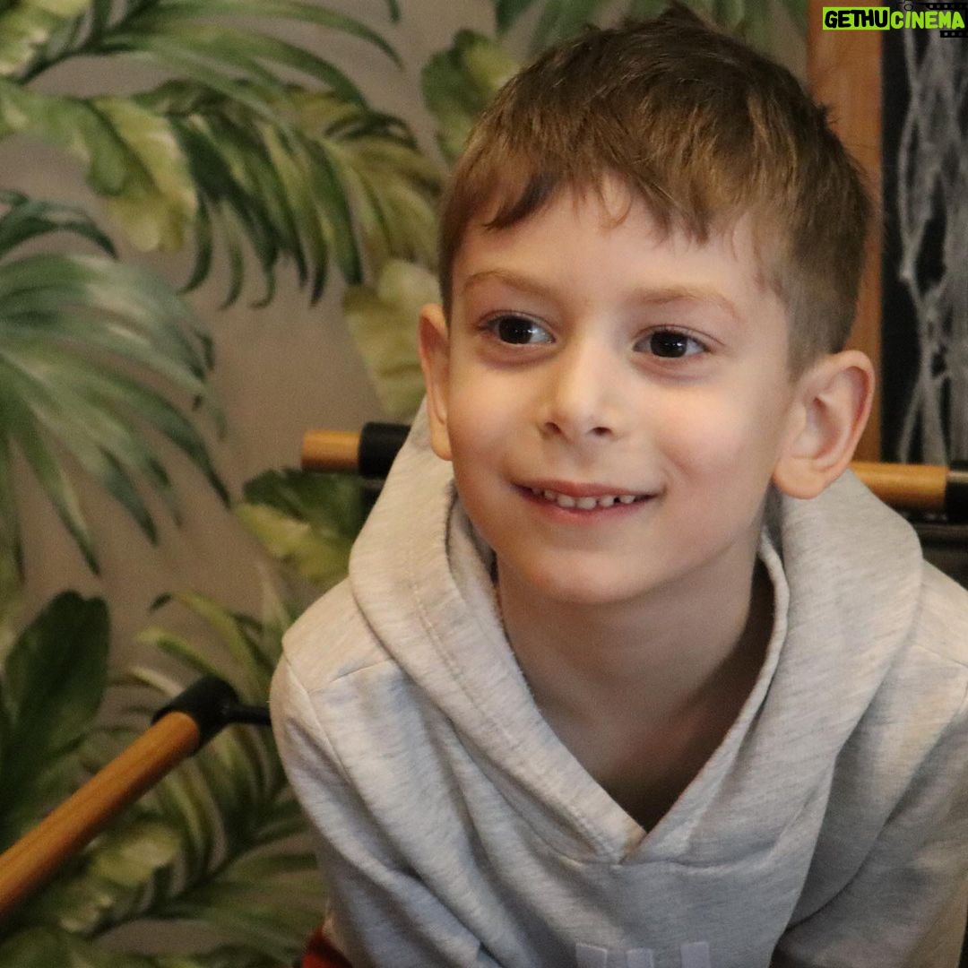 Onur Özaydın - 2.3K Likes - Bugün Uzay’ın doğum günü. 🎂 Altı yıl olmuş ona ilk kez dokunalı. Beni odaya aldıklarında ellerini kestirmiştim gözüme hemen. Minicik ellerini. Çekinerek sormuştum hemşirelere; “Dokunabilir miyim?” diye. O ânı çok iyi hatırlıyorum. Kalbime dokunduğum ânı. Seni çok seviyorum canımın içi. Su gibi olsun ömrün.