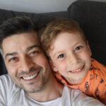 Onur Özaydın Instagram - Bugün Uzay’ın doğum günü. 🎂 Altı yıl olmuş ona ilk kez dokunalı. Beni odaya aldıklarında ellerini kestirmiştim gözüme hemen. Minicik ellerini. Çekinerek sormuştum hemşirelere; “Dokunabilir miyim?” diye. O ânı çok iyi hatırlıyorum. Kalbime dokunduğum ânı. Seni çok seviyorum canımın içi. Su gibi olsun ömrün.