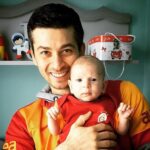 Onur Özaydın Instagram - Bugün Uzay’ın doğum günü. 🎂 Altı yıl olmuş ona ilk kez dokunalı. Beni odaya aldıklarında ellerini kestirmiştim gözüme hemen. Minicik ellerini. Çekinerek sormuştum hemşirelere; “Dokunabilir miyim?” diye. O ânı çok iyi hatırlıyorum. Kalbime dokunduğum ânı. Seni çok seviyorum canımın içi. Su gibi olsun ömrün.