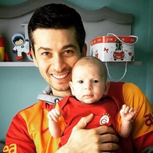Onur Özaydın Instagram - Bugün Uzay’ın doğum günü. 🎂 Altı yıl olmuş ona ilk kez dokunalı. Beni odaya aldıklarında ellerini kestirmiştim gözüme hemen. Minicik ellerini. Çekinerek sormuştum hemşirelere; “Dokunabilir miyim?” diye. O ânı çok iyi hatırlıyorum. Kalbime dokunduğum ânı. Seni çok seviyorum canımın içi. Su gibi olsun ömrün.