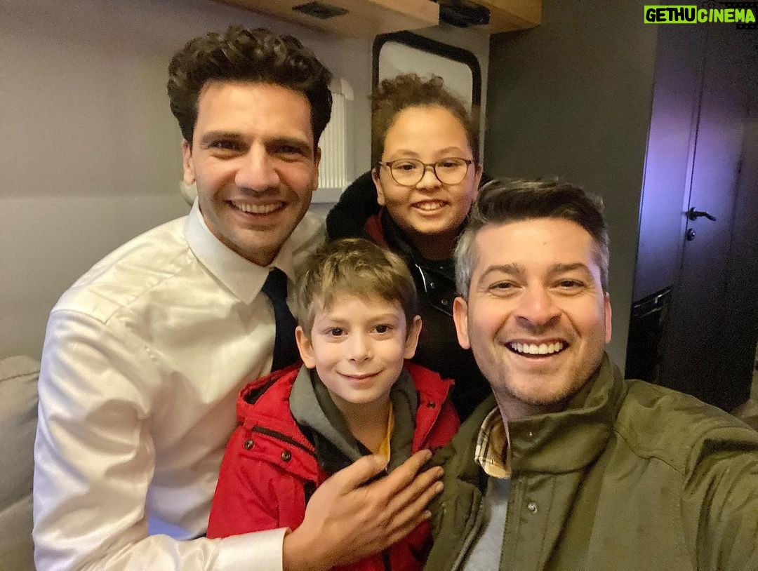 Onur Özaydın - 5.9K Likes - Bu dizinin başarısı tesadüf değil arkadaşlar. Usta çırak ilişkisini şiar edinen bir proje bu. Özellikle bugün setimizde ağır misafirlerimiz, çok usta isimler vardı. Duayen oyuncular Uzay Özaydın ve Umur Ata Özaydın’a teşrifleri için çok teşekkür ederiz. Son fotoğrafa ayrıca dikkat etmenizi isterim. Sadece kamera önünde değil, arkasında da ne kadar yetkin olduklarını rahatlıkla anlayabiliyoruz. Onlardan öğreneceğimiz daha çok şey var.