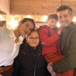 Onur Özaydın Instagram - Bu dizinin başarısı tesadüf değil arkadaşlar. Usta çırak ilişkisini şiar edinen bir proje bu. Özellikle bugün setimizde ağır misafirlerimiz, çok usta isimler vardı. Duayen oyuncular Uzay Özaydın ve Umur Ata Özaydın’a teşrifleri için çok teşekkür ederiz. Son fotoğrafa ayrıca dikkat etmenizi isterim. Sadece kamera önünde değil, arkasında da ne kadar yetkin olduklarını rahatlıkla anlayabiliyoruz. Onlardan öğreneceğimiz daha çok şey var.