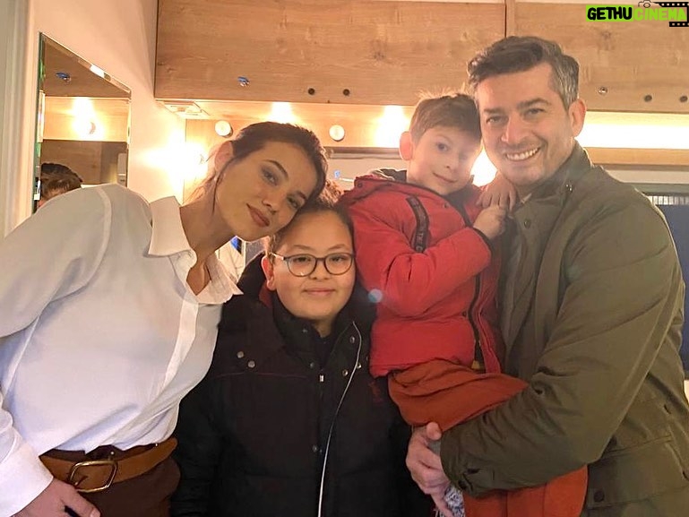 Onur Özaydın - 5.9K Likes - Bu dizinin başarısı tesadüf değil arkadaşlar. Usta çırak ilişkisini şiar edinen bir proje bu. Özellikle bugün setimizde ağır misafirlerimiz, çok usta isimler vardı. Duayen oyuncular Uzay Özaydın ve Umur Ata Özaydın’a teşrifleri için çok teşekkür ederiz. Son fotoğrafa ayrıca dikkat etmenizi isterim. Sadece kamera önünde değil, arkasında da ne kadar yetkin olduklarını rahatlıkla anlayabiliyoruz. Onlardan öğreneceğimiz daha çok şey var.