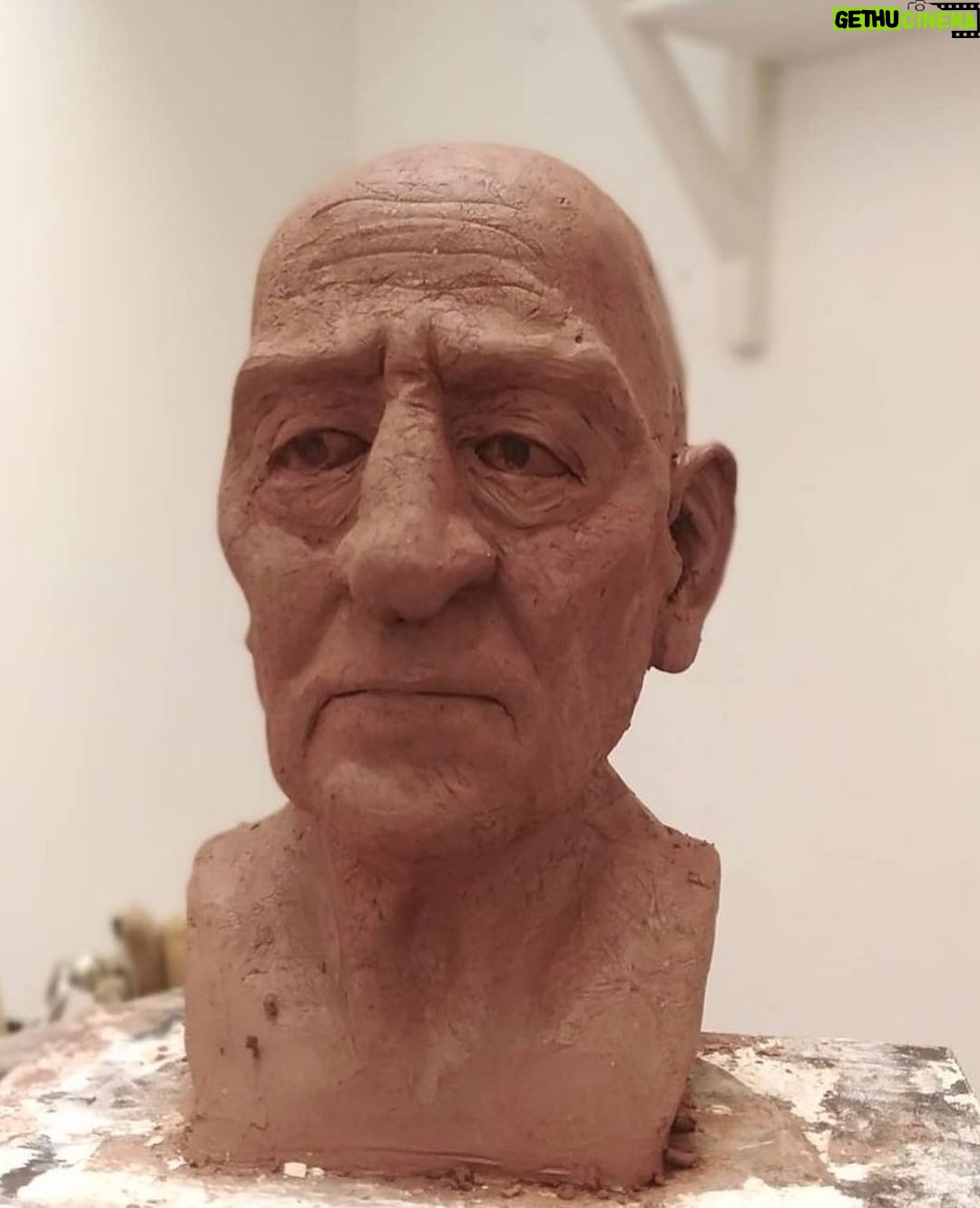 Onur Özaydın Instagram - Biraz tuhaf bir fotoğraf olduğunu farkındayım ama Mithat Dedenin sahnelerdeki yerini almadan önceki sürecini görün istedim🎭 Heykeltraş @arzuturk_sculptor ve makyör @ozdemir_egemen_official ‘ın oldukça titiz çalışmaları sayesinde ortaya mükemmel bir iş çıktı. Mithat Dede’nin avuç içlerinden, burnundaki kıla kadar her detay için verdikleri emekten dolayı tekrar teşekkür ediyorum. Sıfır Telaş’ı oynamaya başlayalı bu ay tam üç yıl oldu. Pandemi vs derken yolculukta bazı molalar olsa da omuz omuza devam ettik hep. Birkaç yıl daha ederiz gibi sanki? 😊🙏 Hepinizi öpüyorum ♥️ Sıfır Telaş 31 Ocak Salı 20.30 @hannsahne 14 Şubat Salı 20.30 @oyunatolyesi