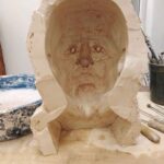 Onur Özaydın Instagram - Biraz tuhaf bir fotoğraf olduğunu farkındayım ama Mithat Dedenin sahnelerdeki yerini almadan önceki sürecini görün istedim🎭 Heykeltraş @arzuturk_sculptor ve makyör @ozdemir_egemen_official ‘ın oldukça titiz çalışmaları sayesinde ortaya mükemmel bir iş çıktı. Mithat Dede’nin avuç içlerinden, burnundaki kıla kadar her detay için verdikleri emekten dolayı tekrar teşekkür ediyorum. Sıfır Telaş’ı oynamaya başlayalı bu ay tam üç yıl oldu. Pandemi vs derken yolculukta bazı molalar olsa da omuz omuza devam ettik hep. Birkaç yıl daha ederiz gibi sanki? 😊🙏 Hepinizi öpüyorum ♥️ Sıfır Telaş 31 Ocak Salı 20.30 @hannsahne 14 Şubat Salı 20.30 @oyunatolyesi