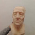Onur Özaydın Instagram - Biraz tuhaf bir fotoğraf olduğunu farkındayım ama Mithat Dedenin sahnelerdeki yerini almadan önceki sürecini görün istedim🎭 Heykeltraş @arzuturk_sculptor ve makyör @ozdemir_egemen_official ‘ın oldukça titiz çalışmaları sayesinde ortaya mükemmel bir iş çıktı. Mithat Dede’nin avuç içlerinden, burnundaki kıla kadar her detay için verdikleri emekten dolayı tekrar teşekkür ediyorum. Sıfır Telaş’ı oynamaya başlayalı bu ay tam üç yıl oldu. Pandemi vs derken yolculukta bazı molalar olsa da omuz omuza devam ettik hep. Birkaç yıl daha ederiz gibi sanki? 😊🙏 Hepinizi öpüyorum ♥️ Sıfır Telaş 31 Ocak Salı 20.30 @hannsahne 14 Şubat Salı 20.30 @oyunatolyesi