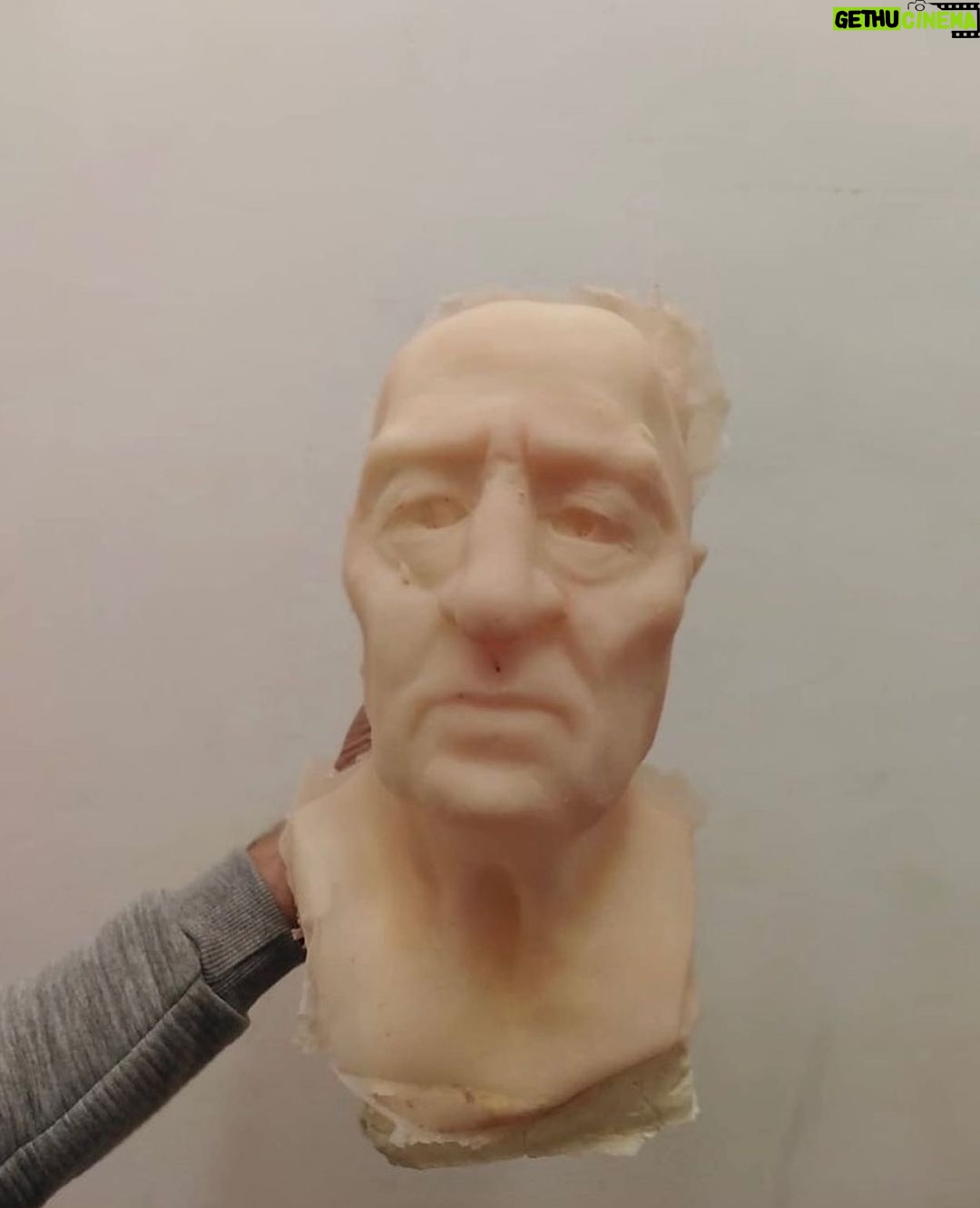 Onur Özaydın Instagram - Biraz tuhaf bir fotoğraf olduğunu farkındayım ama Mithat Dedenin sahnelerdeki yerini almadan önceki sürecini görün istedim🎭 Heykeltraş @arzuturk_sculptor ve makyör @ozdemir_egemen_official ‘ın oldukça titiz çalışmaları sayesinde ortaya mükemmel bir iş çıktı. Mithat Dede’nin avuç içlerinden, burnundaki kıla kadar her detay için verdikleri emekten dolayı tekrar teşekkür ediyorum. Sıfır Telaş’ı oynamaya başlayalı bu ay tam üç yıl oldu. Pandemi vs derken yolculukta bazı molalar olsa da omuz omuza devam ettik hep. Birkaç yıl daha ederiz gibi sanki? 😊🙏 Hepinizi öpüyorum ♥️ Sıfır Telaş 31 Ocak Salı 20.30 @hannsahne 14 Şubat Salı 20.30 @oyunatolyesi