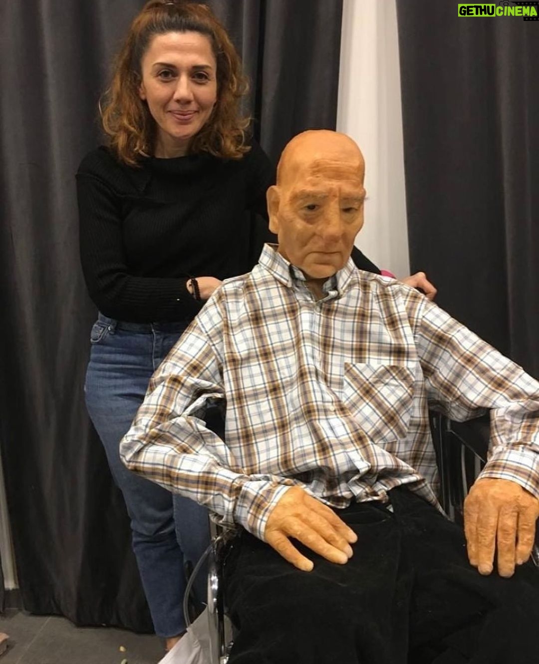 Onur Özaydın Instagram - Biraz tuhaf bir fotoğraf olduğunu farkındayım ama Mithat Dedenin sahnelerdeki yerini almadan önceki sürecini görün istedim🎭 Heykeltraş @arzuturk_sculptor ve makyör @ozdemir_egemen_official ‘ın oldukça titiz çalışmaları sayesinde ortaya mükemmel bir iş çıktı. Mithat Dede’nin avuç içlerinden, burnundaki kıla kadar her detay için verdikleri emekten dolayı tekrar teşekkür ediyorum. Sıfır Telaş’ı oynamaya başlayalı bu ay tam üç yıl oldu. Pandemi vs derken yolculukta bazı molalar olsa da omuz omuza devam ettik hep. Birkaç yıl daha ederiz gibi sanki? 😊🙏 Hepinizi öpüyorum ♥️ Sıfır Telaş 31 Ocak Salı 20.30 @hannsahne 14 Şubat Salı 20.30 @oyunatolyesi