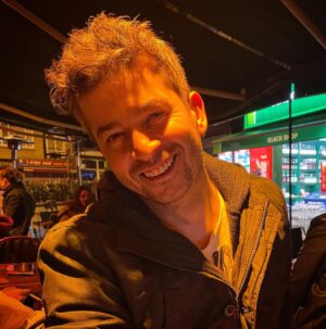 Onur Özaydın Instagram - Arkadaşlar, şu an bir risk alıyorum ve bu fotoğrafı saat 02.48’de paylaşıyorum. Biliyorum ki çoğunuz uyuyorsunuz. Olsun, her şey olacağına varır.