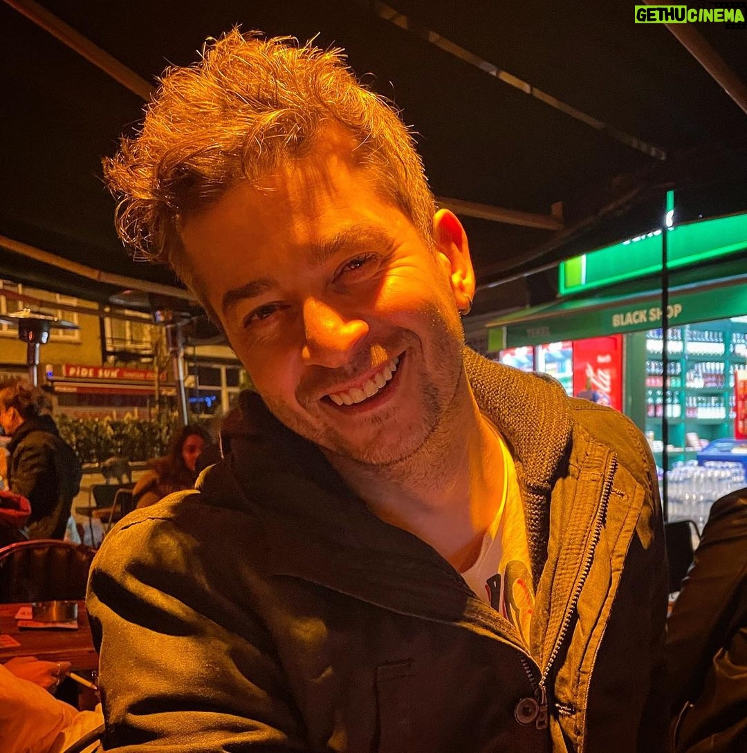Onur Özaydın - 2K Likes - Arkadaşlar, şu an bir risk alıyorum ve bu fotoğrafı saat 02.48’de paylaşıyorum. Biliyorum ki çoğunuz uyuyorsunuz. Olsun, her şey olacağına varır.