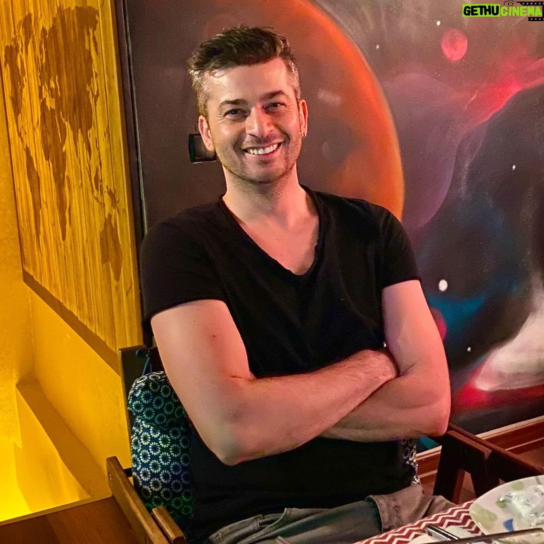 Onur Özaydın - 1.3K Likes - Devamlı olarak gülmüyorum tabii. Güldüğüm de oluyor ama.