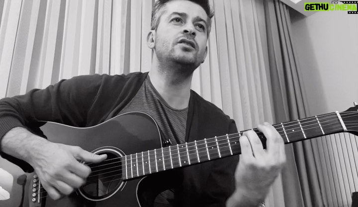 Onur Özaydın - 1.6K Likes - İyi geceler ya da günaydın. Çok şey birikiyor içimizde. Heybemizde ne varsa işte. Ney neye yarıyor, onu da bilmiyorum. İlacı olmayan şeyleri zamânın üstüne yıkmaya devam. Hayat devam.