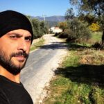 Onur Dilber Instagram - SADECE DOĞAYA BAK VE HAYATIN NE KADAR BASİT OLDUĞUNU GÖRECEKSİN. BİR ZAMANLAR OLDUĞUMUZ YERE DÖNMELİYİZ, YANLIŞ TARAFA DÖNDÜĞÜN NOKTAYA. 📌📌 📌‘’Hem aklımda hem de bedenimde aynı anda ayrılamam. Bu yüzden tek kişi olamıyorum. Kendimi aynı anda sayısız şey olarak hissedebiliyorum. Fazla büyük usta kalmadı. Zamanımızın gerçek kötülüğü budur. Kalbin yolları gölgelerle kaplanmış. Yararsız görünen seslere kulak vermeliyiz. Okul duvarları,asfalt ve refah reklamlarının uzun kanalizasyon boruları ile dolu beyinlere böceklerin vızıltısı girmeli. Her birimizin gözlerini ve kulaklarını büyük bir rüyanın başlangıcı olan şeylerle doldurmalıyız. Birisi piramitleri yapacağımızı haykırmalı. Yapmamamızın bir önemi yok. O isteği beslemeliyiz, ve ruhun köşelerini esnetmeliyiz sınırsız bir çarşaf gibi. Dünyanın ilerlemesini istiyorsanız el ele vermeliyiz. Sözüm ona sağlıklıları sözüm ona hastalarla karıştırmalıyız. Siz sağlıklı olanlar! Sağlığınız ne anlama gelir. İnsanoğlunun bütün gözleri, içine daldığımız çukura bakıyor. Özgürlük faydasızdır,eğer gözlerimizin içine bakmaya yemeye,içmeye ve bizimle yatmaya cesaretiniz yoksa! Dünyayı yıkıntının eşiğine getirenler sözüm ona sağlıklı olanlardır. İnsanoğlu dinle! Senin içinde su, ateş ve sonra kül ve külün içindeki kemikler ve küller. Kemikler ve küller! Gerçekliğin içinde veya hayalimde değilken ben neredeyim? İşte yeni anlaşmam : geceleri güneşli olmalı ve Ağustos’ta karlı. Büyük şeyler sona erer küçük şeyler baki kalır. Toplum böylesine parçalanmaktansa yeniden bir araya gelmeli. Sadece doğaya bak ve hayatın ne kadar basit olduğunu göreceksin. Bir zamanlar olduğumuz yere dönmeliyiz yanlış tarafa döndüğün noktaya. Hayatın ana temellerine geri dönmeliyiz suları kirletmeden. Deli bir adam size kendinizden utanmanızı söylüyorsa ne biçim bir dünyadır burası! Şimdi müzik. Anne! Başının etrafında dolaşan ve sen güldükçe berraklaşan o hafif şey havaymış. Müzik işe yaramıyor.’’ -Andrei Tarkovsky - Nostalghia
