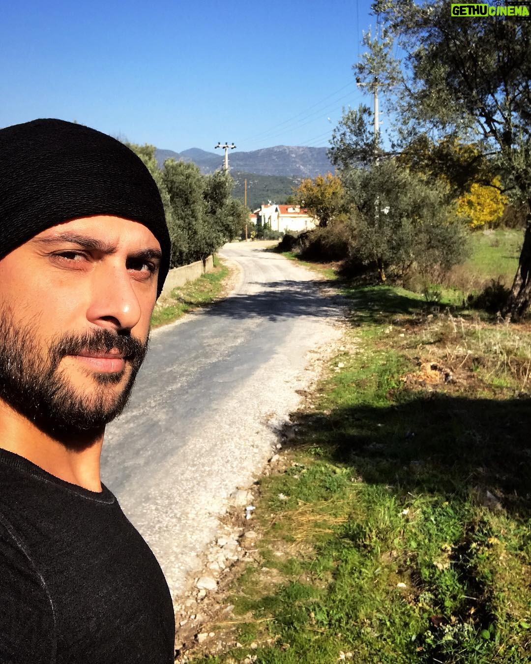 Onur Dilber Instagram - SADECE DOĞAYA BAK VE HAYATIN NE KADAR BASİT OLDUĞUNU GÖRECEKSİN. BİR ZAMANLAR OLDUĞUMUZ YERE DÖNMELİYİZ, YANLIŞ TARAFA DÖNDÜĞÜN NOKTAYA. 📌📌 📌‘’Hem aklımda hem de bedenimde aynı anda ayrılamam. Bu yüzden tek kişi olamıyorum. Kendimi aynı anda sayısız şey olarak hissedebiliyorum. Fazla büyük usta kalmadı. Zamanımızın gerçek kötülüğü budur. Kalbin yolları gölgelerle kaplanmış. Yararsız görünen seslere kulak vermeliyiz. Okul duvarları,asfalt ve refah reklamlarının uzun kanalizasyon boruları ile dolu beyinlere böceklerin vızıltısı girmeli. Her birimizin gözlerini ve kulaklarını büyük bir rüyanın başlangıcı olan şeylerle doldurmalıyız. Birisi piramitleri yapacağımızı haykırmalı. Yapmamamızın bir önemi yok. O isteği beslemeliyiz, ve ruhun köşelerini esnetmeliyiz sınırsız bir çarşaf gibi. Dünyanın ilerlemesini istiyorsanız el ele vermeliyiz. Sözüm ona sağlıklıları sözüm ona hastalarla karıştırmalıyız. Siz sağlıklı olanlar! Sağlığınız ne anlama gelir. İnsanoğlunun bütün gözleri, içine daldığımız çukura bakıyor. Özgürlük faydasızdır,eğer gözlerimizin içine bakmaya yemeye,içmeye ve bizimle yatmaya cesaretiniz yoksa! Dünyayı yıkıntının eşiğine getirenler sözüm ona sağlıklı olanlardır. İnsanoğlu dinle! Senin içinde su, ateş ve sonra kül ve külün içindeki kemikler ve küller. Kemikler ve küller! Gerçekliğin içinde veya hayalimde değilken ben neredeyim? İşte yeni anlaşmam : geceleri güneşli olmalı ve Ağustos’ta karlı. Büyük şeyler sona erer küçük şeyler baki kalır. Toplum böylesine parçalanmaktansa yeniden bir araya gelmeli. Sadece doğaya bak ve hayatın ne kadar basit olduğunu göreceksin. Bir zamanlar olduğumuz yere dönmeliyiz yanlış tarafa döndüğün noktaya. Hayatın ana temellerine geri dönmeliyiz suları kirletmeden. Deli bir adam size kendinizden utanmanızı söylüyorsa ne biçim bir dünyadır burası! Şimdi müzik. Anne! Başının etrafında dolaşan ve sen güldükçe berraklaşan o hafif şey havaymış. Müzik işe yaramıyor.’’ -Andrei Tarkovsky - Nostalghia
