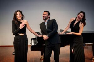 Onur Dilber Instagram - Viyana’da; Anadolu türküleri, Nazım Hikmet, Ahmed Arif, Cemal Süreya… şiirleriyle geçirdiğimiz güzel bir akşamdan…
Bu etkinliğe öncülük eden değerli piyanist arkadaşım @nazlihacialiogluu ‘na , soprano @ayseyakutsomer ‘e , ilgi alaka ve desteği için Sayın Büyükelçimiz Ozan Ceyhun’a ve bizi yalnız bırakmayan dinleyicilerimize sonsuz teşekkürler.
📸 @ugurk.photography