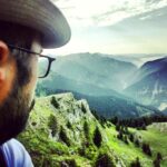 Onur Dilber Instagram - ''Hem aklımda hem de bedenimde aynı anda ayrılamam. Bu yüzden tek kişi olamıyorum. Kendimi aynı anda sayısız şey olarak hissedebiliyorum. Fazla büyük usta kalmadı. Zamanımızın gerçek kötülüğü budur. Kalbin yolları gölgelerle kaplanmış. Yararsız görünen seslere kulak vermeliyiz. Okul duvarları, asfalt ve refah reklamlarının uzun kanalizasyon boruları ile dolu beyinlere böceklerin vızıltısı girmeli. Her birimizin gözlerini ve kulaklarını büyük bir rüyanın başlangıcı olan şeylerle doldurmalıyız. Birisi piramitleri yapacağımızı haykırmalı. Yapmamamızın bir önemi yok. O isteği beslemeliyiz, ve ruhun köşelerini esnetmeliyiz sınırsız bir çarşaf gibi. Dünyanın ilerlemesini istiyorsanız el ele vermeliyiz. Sözüm ona sağlıklıları sözüm ona hastalarla karıştırmalıyız. Siz sağlıklı olanlar! Sağlığınız ne anlama gelir. İnsanoğlunun bütün gözleri, içine daldığımız çukura bakıyor. Özgürlük faydasızdır,eğer gözlerimizin içine bakmaya yemeye,içmeye ve bizimle yatmaya cesaretiniz yoksa! Dünyayı yıkıntının eşiğine getirenler sözüm ona sağlıklı olanlardır. İnsanoğlu dinle! Senin içinde su, ateş ve sonra kül ve külün içindeki kemikler ve küller. Kemikler ve küller! Gerçekliğin içinde veya hayalimde değilken ben neredeyim? İşte yeni anlaşmam : geceleri güneşli olmalı ve Ağustos’ta karlı. Büyük şeyler sona erer küçük şeyler baki kalır. Toplum böylesine parçalanmaktansa yeniden bir araya gelmeli. Sadece doğaya bak ve hayatın ne kadar basit olduğunu göreceksin. Bir zamanlar olduğumuz yere dönmeliyiz yanlış tarafa döndüğün noktaya. Hayatın ana temellerine geri dönmeliyiz suları kirletmeden. Deli bir adam size kendinizden utanmanızı söylüyorsa ne biçim bir dünyadır burası!'' #andreitarkovsky #nostalghia #yayla #bahçecikyaylası #oftinkaya #tbt #çocukluğum
