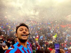 Onur Dilber Instagram - ✌🏽
Yıllardan sonra, yollardan sonra… 

Champion @trabzonspor 🏆♥️💙