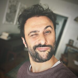 Onur Dilber Instagram - “Bu dünya soğuyacak günün birinde,
hatta ölü bir bulut
yahut bir buz yığını gibi de değil,
boş bir ceviz gibi yuvarlanacak
zifiri karanlıkta uçsuz bucaksız.”

Günaydın🌱
