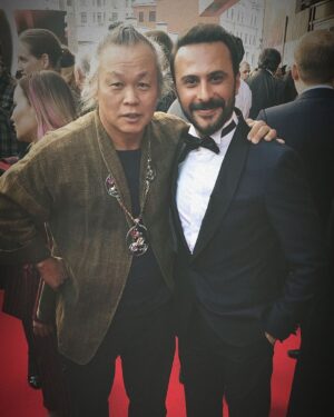 Onur Dilber Instagram - Dünyadan Kim Ki-duk geçti. 
‘Kapan’ filmimizin dünya prömiyerini yaptığı 
Moskova Film Festivali’nde juri başkanıydı. 
Ne büyük onur. 
Ne mutlu ki yollarımız kesişti. 
Huzur içinde uyu😔🙏
#kimkiduk #moskovanisan2019