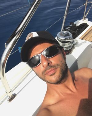 Onur Dilber Instagram - Yaz biterken güneşi yüzüme gözüme nasıl sığdırdığımı anlatan bir foto bırakayım buraya. ⚓️⛵️☀️