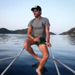 Onur Dilber Instagram - İyi bayramlar 🌼 ‘’Her insanın yaşadığı en az iki hayatı vardır; biri bildiğimiz vitrinlik, diğeri bilmediğimiz derinlik...’’ #oğuzatay #göcek #göcekkoyları #martıkoyu Martılı Koy