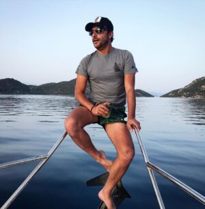 Onur Dilber Instagram - İyi bayramlar 🌼
‘’Her insanın yaşadığı en az iki hayatı vardır; biri bildiğimiz vitrinlik, diğeri bilmediğimiz derinlik...’’
#oğuzatay 
#göcek #göcekkoyları #martıkoyu
