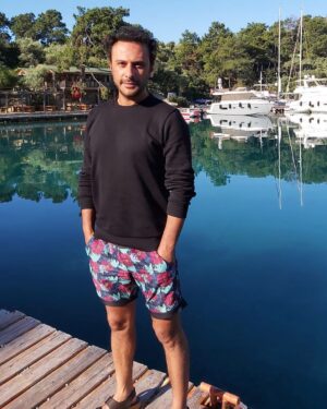 Onur Dilber Instagram - ...
‘’İşte çil çil koşuşan balıklar,  Lapinalar gümüşler var ya,  Eylim eylim salınan yosunlar,  Onların arasında bulacaksın beni’’ #buluşmaküzere #canyücel