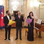 Onur Dilber Instagram – T.C. Viyana Büyükelçiliğimizin büyüleyici salonunda @nazlihacialiogluu ile sahne aldığımız heyecan dolu güzel akşamdan buraya anı bırakayım📌
Ahmed Arif, Nazım Hikmet, Orhan Veli, Cemal Süreya şiirleri ve şarkılarla türkülerle Anadolu’yu yad ettiğimiz güzel akşam için başta Viyana Büyükelçimiz sayın Ozan Ceyhun’a ve gecede bizi yalnız bırakmayan değerli katılımcılara çok teşekkür ederim. TC Viyana Büyükelçiliği