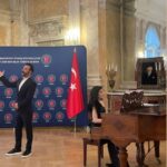 Onur Dilber Instagram - T.C. Viyana Büyükelçiliğimizin büyüleyici salonunda @nazlihacialiogluu ile sahne aldığımız heyecan dolu güzel akşamdan buraya anı bırakayım📌 Ahmed Arif, Nazım Hikmet, Orhan Veli, Cemal Süreya şiirleri ve şarkılarla türkülerle Anadolu’yu yad ettiğimiz güzel akşam için başta Viyana Büyükelçimiz sayın Ozan Ceyhun’a ve gecede bizi yalnız bırakmayan değerli katılımcılara çok teşekkür ederim. TC Viyana Büyükelçiliği