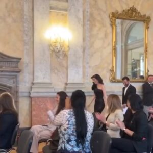 Onur Dilber Instagram - T.C. Viyana Büyükelçiliğimizin büyüleyici salonunda @nazlihacialiogluu ile sahne aldığımız heyecan dolu güzel akşamdan buraya anı bırakayım📌
Ahmed Arif, Nazım Hikmet, Orhan Veli, Cemal Süreya şiirleri ve şarkılarla türkülerle Anadolu’yu yad ettiğimiz güzel akşam için başta Viyana Büyükelçimiz sayın Ozan Ceyhun’a ve gecede bizi yalnız bırakmayan değerli katılımcılara çok teşekkür ederim.