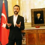 Onur Dilber Instagram - T.C. Viyana Büyükelçiliğimizin büyüleyici salonunda @nazlihacialiogluu ile sahne aldığımız heyecan dolu güzel akşamdan buraya anı bırakayım📌 Ahmed Arif, Nazım Hikmet, Orhan Veli, Cemal Süreya şiirleri ve şarkılarla türkülerle Anadolu’yu yad ettiğimiz güzel akşam için başta Viyana Büyükelçimiz sayın Ozan Ceyhun’a ve gecede bizi yalnız bırakmayan değerli katılımcılara çok teşekkür ederim. TC Viyana Büyükelçiliği