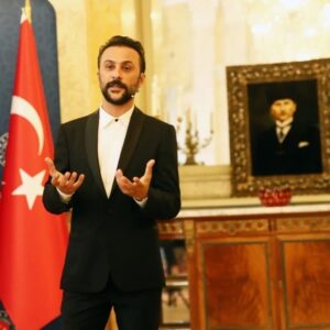 Onur Dilber Instagram - T.C. Viyana Büyükelçiliğimizin büyüleyici salonunda @nazlihacialiogluu ile sahne aldığımız heyecan dolu güzel akşamdan buraya anı bırakayım📌
Ahmed Arif, Nazım Hikmet, Orhan Veli, Cemal Süreya şiirleri ve şarkılarla türkülerle Anadolu’yu yad ettiğimiz güzel akşam için başta Viyana Büyükelçimiz sayın Ozan Ceyhun’a ve gecede bizi yalnız bırakmayan değerli katılımcılara çok teşekkür ederim.