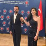 Onur Dilber Instagram - T.C. Viyana Büyükelçiliğimizin büyüleyici salonunda @nazlihacialiogluu ile sahne aldığımız heyecan dolu güzel akşamdan buraya anı bırakayım📌 Ahmed Arif, Nazım Hikmet, Orhan Veli, Cemal Süreya şiirleri ve şarkılarla türkülerle Anadolu’yu yad ettiğimiz güzel akşam için başta Viyana Büyükelçimiz sayın Ozan Ceyhun’a ve gecede bizi yalnız bırakmayan değerli katılımcılara çok teşekkür ederim. TC Viyana Büyükelçiliği