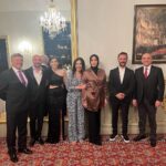 Onur Dilber Instagram - T.C. Viyana Büyükelçiliğimizin büyüleyici salonunda @nazlihacialiogluu ile sahne aldığımız heyecan dolu güzel akşamdan buraya anı bırakayım📌 Ahmed Arif, Nazım Hikmet, Orhan Veli, Cemal Süreya şiirleri ve şarkılarla türkülerle Anadolu’yu yad ettiğimiz güzel akşam için başta Viyana Büyükelçimiz sayın Ozan Ceyhun’a ve gecede bizi yalnız bırakmayan değerli katılımcılara çok teşekkür ederim. TC Viyana Büyükelçiliği