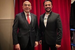 Onur Dilber Instagram - Viyana’da; Anadolu türküleri, Nazım Hikmet, Ahmed Arif, Cemal Süreya… şiirleriyle geçirdiğimiz güzel bir akşamdan…
Bu etkinliğe öncülük eden değerli piyanist arkadaşım @nazlihacialiogluu ‘na , soprano @ayseyakutsomer ‘e , ilgi alaka ve desteği için Sayın Büyükelçimiz Ozan Ceyhun’a ve bizi yalnız bırakmayan dinleyicilerimize sonsuz teşekkürler.
📸 @ugurk.photography
