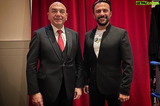 Onur Dilber Instagram - Viyana’da; Anadolu türküleri, Nazım Hikmet, Ahmed Arif, Cemal Süreya… şiirleriyle geçirdiğimiz güzel bir akşamdan… Bu etkinliğe öncülük eden değerli piyanist arkadaşım @nazlihacialiogluu ‘na , soprano @ayseyakutsomer ‘e , ilgi alaka ve desteği için Sayın Büyükelçimiz Ozan Ceyhun’a ve bizi yalnız bırakmayan dinleyicilerimize sonsuz teşekkürler. 📸 @ugurk.photography Wien,Austria