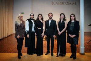 Onur Dilber Instagram - Viyana’da; Anadolu türküleri, Nazım Hikmet, Ahmed Arif, Cemal Süreya… şiirleriyle geçirdiğimiz güzel bir akşamdan…
Bu etkinliğe öncülük eden değerli piyanist arkadaşım @nazlihacialiogluu ‘na , soprano @ayseyakutsomer ‘e , ilgi alaka ve desteği için Sayın Büyükelçimiz Ozan Ceyhun’a ve bizi yalnız bırakmayan dinleyicilerimize sonsuz teşekkürler.
📸 @ugurk.photography