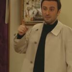 Onur Dilber Instagram - Herhalde hiç bitmeyecek dediğimiz ‘seksenler’ de bitti. 10 yıl, dile kolay! İyisiyle kötüsüyle çok fazla anı biriktirdim bu uzun yolculukta. Neyse ki hayırlısı ile bitti sonunda:) Bu yolculukta kaybettiğimiz büyüklerimize rahmet diliyorum. Yapımcımız @birolguvenmint ‘e, senaristlerimize, efsaneler arasında yerini alacak bu güzel dizide emeği olan tüm çalışma arkadaşlarıma teşekkürlerimi sunuyorum. Hepiniz iyi ki varsınız. Ve bizi yalnız bırakmayan bizimle yıllarca gönül bağı kurmuş olan seyircimize gönülden teşekkür ediyorum, iyi ki varsınız. #seksenler #veda