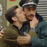 Onur Dilber Instagram - Herhalde hiç bitmeyecek dediğimiz ‘seksenler’ de bitti. 10 yıl, dile kolay! İyisiyle kötüsüyle çok fazla anı biriktirdim bu uzun yolculukta. Neyse ki hayırlısı ile bitti sonunda:) Bu yolculukta kaybettiğimiz büyüklerimize rahmet diliyorum. Yapımcımız @birolguvenmint ‘e, senaristlerimize, efsaneler arasında yerini alacak bu güzel dizide emeği olan tüm çalışma arkadaşlarıma teşekkürlerimi sunuyorum. Hepiniz iyi ki varsınız. Ve bizi yalnız bırakmayan bizimle yıllarca gönül bağı kurmuş olan seyircimize gönülden teşekkür ediyorum, iyi ki varsınız. #seksenler #veda
