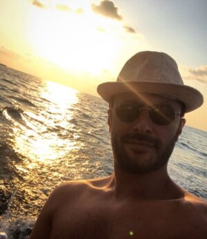 Onur Dilber Instagram - ‘’...Ben sularda batan bir ışık gibi sularda sönmek istiyorum!  Denize dönmek istiyorum!  Denize dönmek istiyorum! ‘’