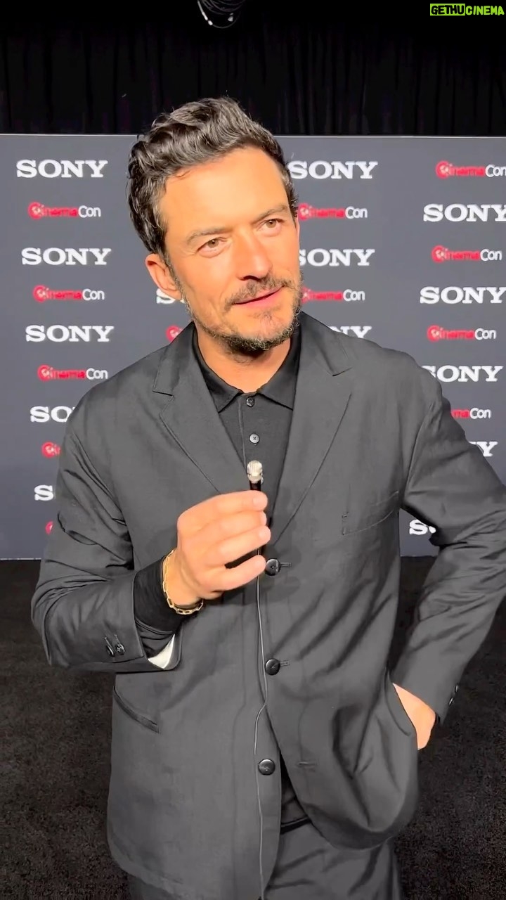 Orlando Bloom Instagram - First car stories??👇🏎️🚗 @granturismomovie @sonypictures #cinemacon 🏁