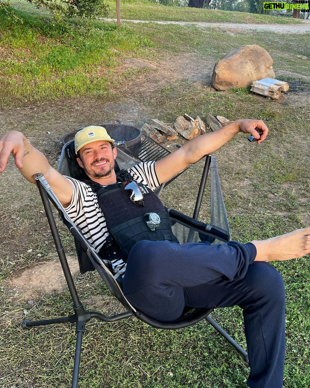 Orlando Bloom Instagram - Ahead of earth day ๐ chopping wood & carrying water it doesnโt get much better ๐๏ธ๐ซถ๐