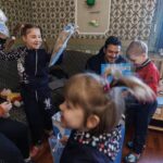 Orlando Bloom Instagram - Today I met Natalia and Yurii who welcomed me into their home in Demydiv. They have five children between 8 and 27. They also took in four siblings between the ages of 4 to 8 three years ago. Yes, that's nine children!! As the war continues, and children become orphans as a result, Ukraine will need more parents to follow in the footsteps of Natalia and Yurii and take these children into loving homes. They are super humans. They told me that this war has taught them one thing...that family matters most. When they had to flee their home after the war escalated last year, they took very little as they said they don't need anything except their children. @UNICEF is working to end the use of residential care institutions and instead strengthen support for families so that every Ukrainian child is part of a warm, nurturing, devoted family like Natalia's and Yulia's. @unicef_ukraine