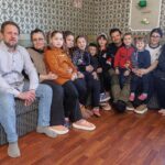 Orlando Bloom Instagram - Today I met Natalia and Yurii who welcomed me into their home in Demydiv. They have five children between 8 and 27. They also took in four siblings between the ages of 4 to 8 three years ago. Yes, that's nine children!! As the war continues, and children become orphans as a result, Ukraine will need more parents to follow in the footsteps of Natalia and Yurii and take these children into loving homes. They are super humans. They told me that this war has taught them one thing...that family matters most. When they had to flee their home after the war escalated last year, they took very little as they said they don't need anything except their children. @UNICEF is working to end the use of residential care institutions and instead strengthen support for families so that every Ukrainian child is part of a warm, nurturing, devoted family like Natalia's and Yulia's. @unicef_ukraine