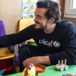 Orlando Bloom Instagram - RP: @vtremeau Towers We Build @unicef Goodwill Ambassador @orlandobloom in Moldova meets refugee children fleeing the Ukraine war. Moldexpo centre, Chișinău, Moldova. Since the start of the war on 24th February, more than 1.8 million children have fled to neighbouring countries as refugees and 2.5 million are internally displaced inside Ukraine. During the three days trip, Bloom visited two out of three UNICEF-supported “Blue Dot” spaces in Moldova, where women and children stop for rest and support as they cross the border from Ukraine in search of safety. “The Blue Dots set up by UNICEF on the borders are a vital first stop for mothers desperately looking for some respite, and a safe place for children to play,” said Orlando Bloom. UNICEF and UNHCR, in partnership with governments and civil society organizations, have set up three “Blue Dots” in Moldova on key refugee routes. The one-stop safe spaces provide information to traveling families, help to identify unaccompanied and separated children and ensure their protection from exploitation, and are a hub for essential services. #vtremeau #unicef #ukraine #photojournalism