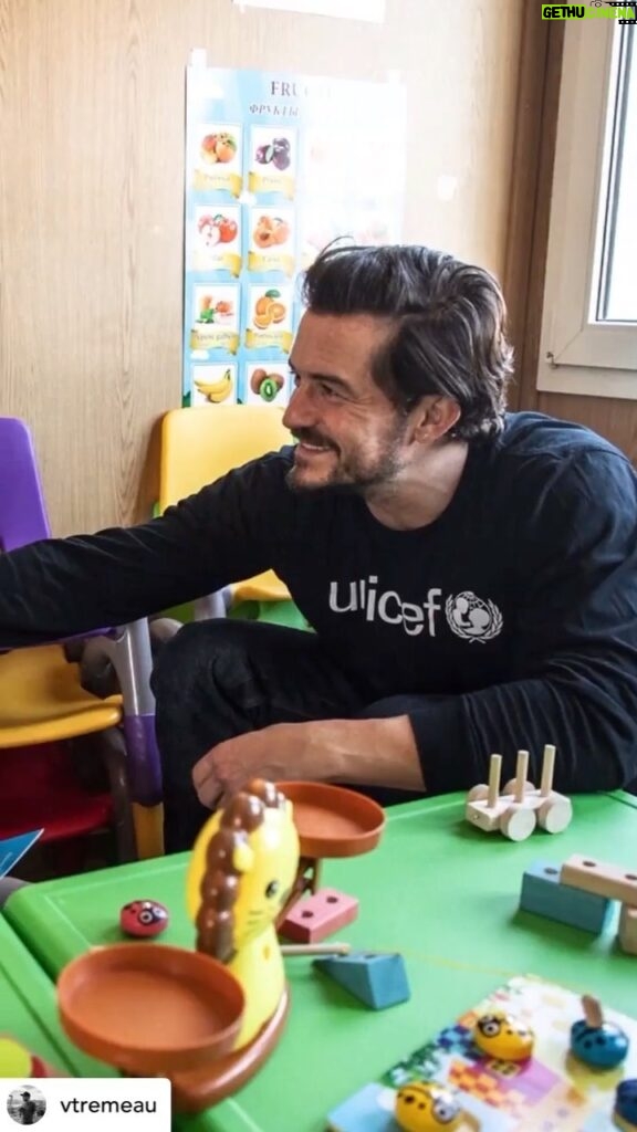 Orlando Bloom Instagram - RP: @vtremeau Towers We Build @unicef Goodwill Ambassador @orlandobloom in Moldova meets refugee children fleeing the Ukraine war. Moldexpo centre, Chișinău, Moldova. Since the start of the war on 24th February, more than 1.8 million children have fled to neighbouring countries as refugees and 2.5 million are internally displaced inside Ukraine. During the three days trip, Bloom visited two out of three UNICEF-supported “Blue Dot” spaces in Moldova, where women and children stop for rest and support as they cross the border from Ukraine in search of safety. “The Blue Dots set up by UNICEF on the borders are a vital first stop for mothers desperately looking for some respite, and a safe place for children to play,” said Orlando Bloom. UNICEF and UNHCR, in partnership with governments and civil society organizations, have set up three “Blue Dots” in Moldova on key refugee routes. The one-stop safe spaces provide information to traveling families, help to identify unaccompanied and separated children and ensure their protection from exploitation, and are a hub for essential services. #vtremeau #unicef #ukraine #photojournalism