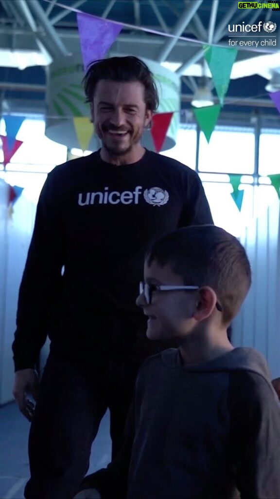 Orlando Bloom Instagram - @orlandobloom plays with Ukraine's refugee children. On his recent visit to a Blue Dot centre in Moldova, our Goodwill Ambassador played 'Tower of Fears' with children who fled war in #Ukraine. The game helps children break down their fears and manage their feelings, after enduring a traumatic journey to safety. The Blue Dot centres, operated by UNICEF, @refugees and partners provide safety and other vital services, including psychosocial support to families fleeing war. The needs of children and families in and outside Ukraine grow every day. Help by tapping the link in our bio.
