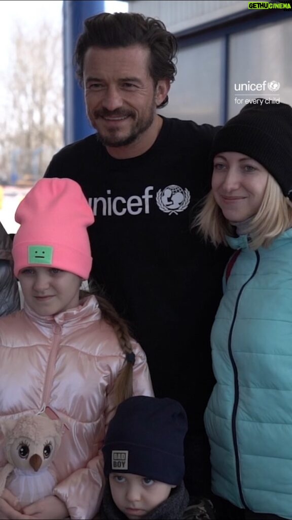 Orlando Bloom Instagram - In just one month, over 1.8m children have fled Ukraine. As a father, I can’t imagine how upset and confusing it must be to have to leave everything behind. During my visit to Moldova, it was heartbreaking to see families stream through the border after long journeys, with only a few belongings, and not knowing where their journey will end. @unicef and partners are providing children and families with psychosocial care, mental health support, and protection services as they cross Ukraine’s borders. If you can help, go to the link in my bio. Every action counts.