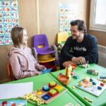 Orlando Bloom Instagram - This week I visited two Blue Dot centres in Moldova where women and children stop for rest and support as they cross the border from Ukraine in search of safety. The Blue Dots set up by @UNICEF, @refugees and partners are safe spaces that provide essential services and ensure children are protected from exploitation. The needs of children and families in and outside Ukraine grow every day. If you can, help by tapping the link in my bio.