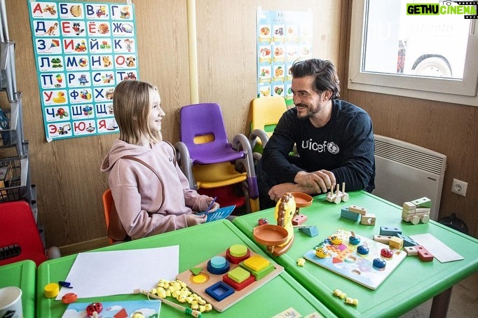 Orlando Bloom Instagram - This week I visited two Blue Dot centres in Moldova where women and children stop for rest and support as they cross the border from Ukraine in search of safety. The Blue Dots set up by @UNICEF, @refugees and partners are safe spaces that provide essential services and ensure children are protected from exploitation. The needs of children and families in and outside Ukraine grow every day. If you can, help by tapping the link in my bio.